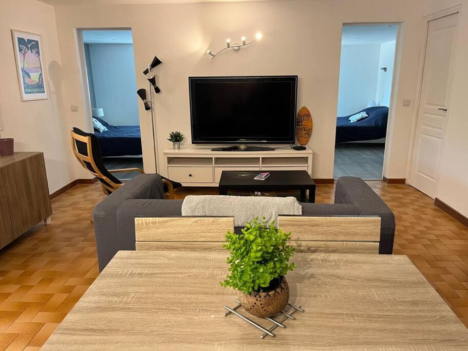 Bas De Villa 70M2 Independant Avec Espace Jacuzzi Prive لو لا فاندو المظهر الخارجي الصورة